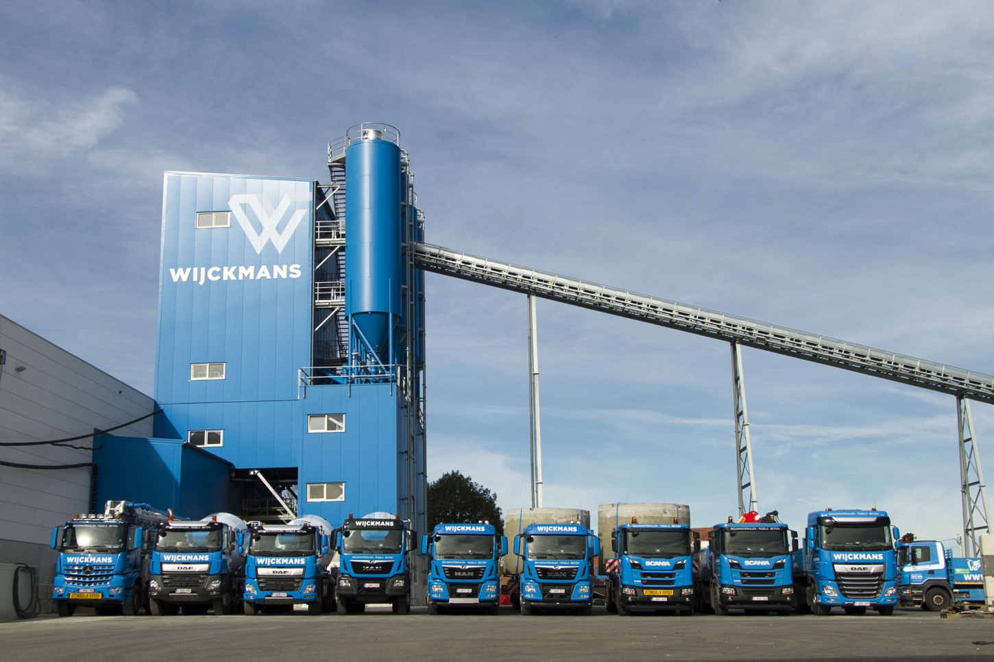 Tien vrachtwagens van Wijckmans staan voor hun eigen betoncentrale.