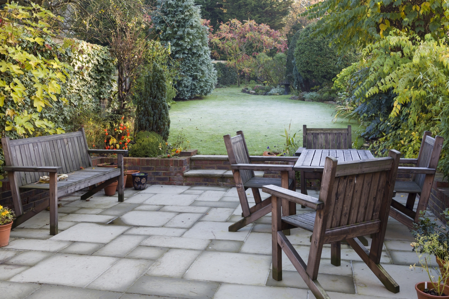 Een gezellig terras met zicht op de tuin.
