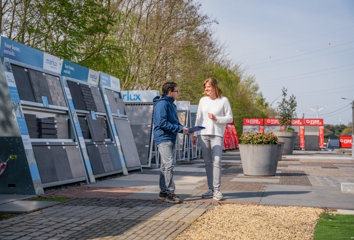 Een expert van Wijckmans en een klant lopen door het tuintoonpark.